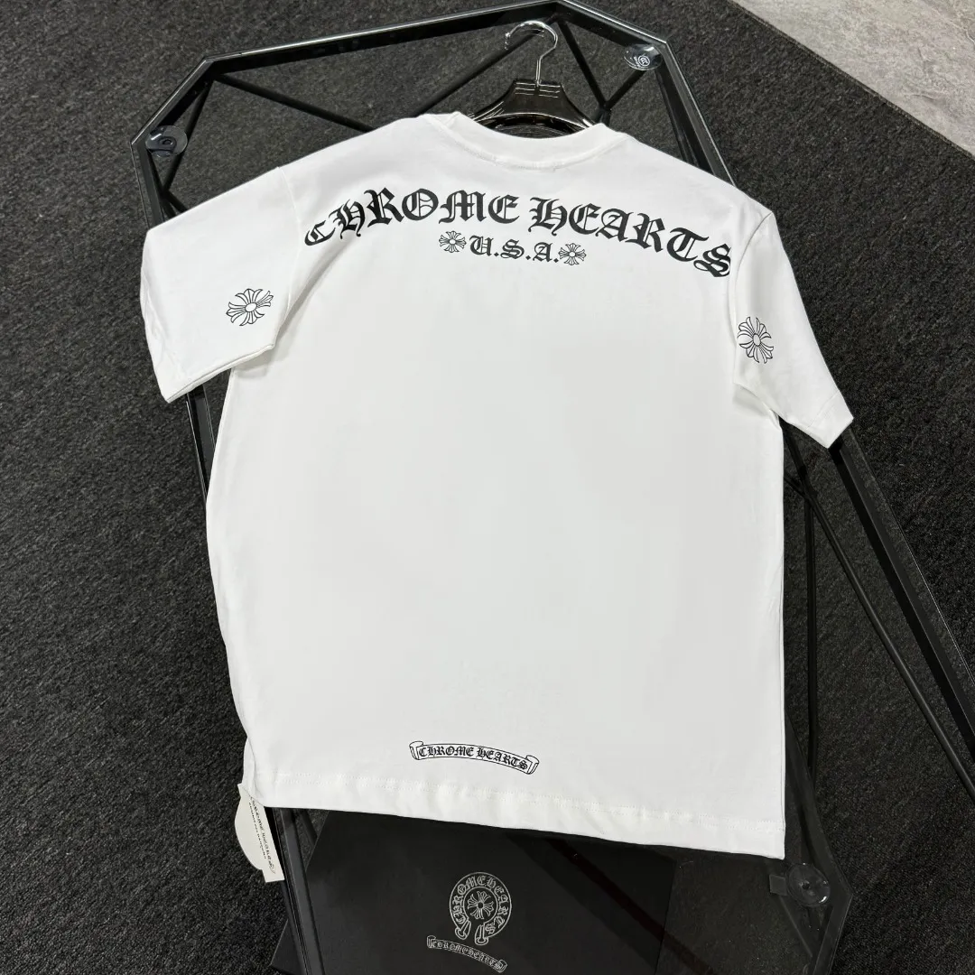 P170 Chrome Hearts 25 high-end versions. The fabric is made of 300 grams of high-density pure cotton. It does not deform or shrink. It has three labels. It is the same style for men and women. Technology: suede foaming + digital printing. Color: white, black. SIZE: S-XL.